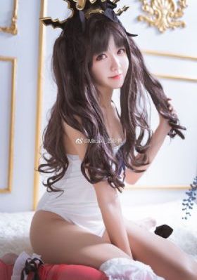女人裸露双乳给男人喂奶文
