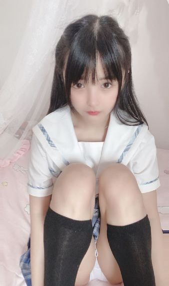 趴在同学胯下的麻麻